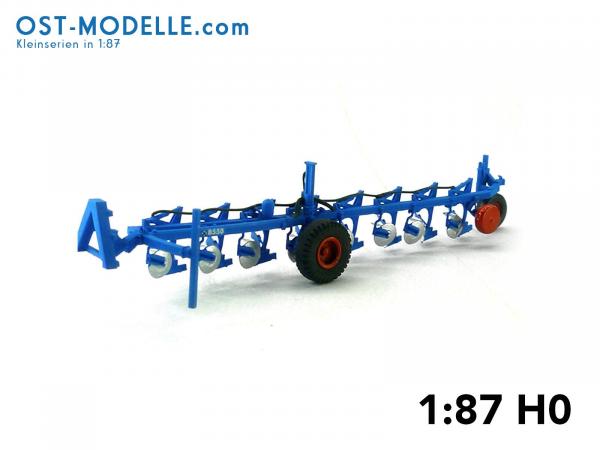 Aufsattelbeetpflug Fortschritt B550 Transportstellung blau